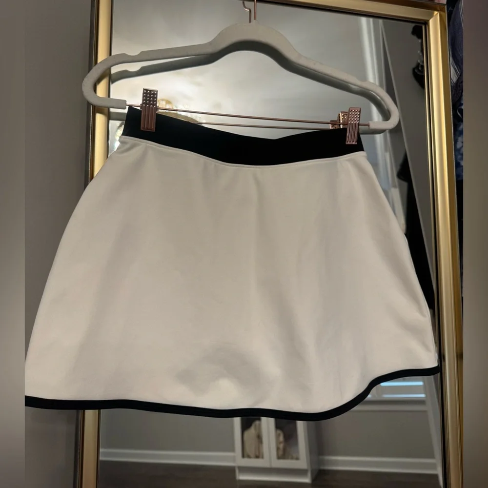 ALO Yoga Airbrush Skirt - Black Trim and White